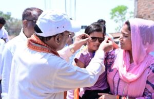 गोद में उठाया, चश्मा पहनाया : भैंसामुड़ा में दिखा मुख्यमंत्री का आत्मीय रूप