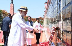 केंद्रीय गृहमंत्री श्री अमित शाह ने अमर वाटिका में शहीदों को दी श्रद्धांजलि, परिजनों से की आत्मीय मुलाकात