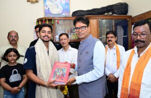 विश्व रिकॉर्ड के साथ जूनियर वर्ल्ड कप में स्वर्ण पदक जीतने वाले दिव्यांशु देवांगन का वित्त मंत्री श्री ओपी चौधरी ने किया सम्मान
