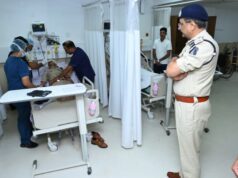 पुलिस कमिश्नर श्री संजीव शुक्ला ने अस्पताल पहुंचकर घायल पुलिस जवानों का जाना हाल